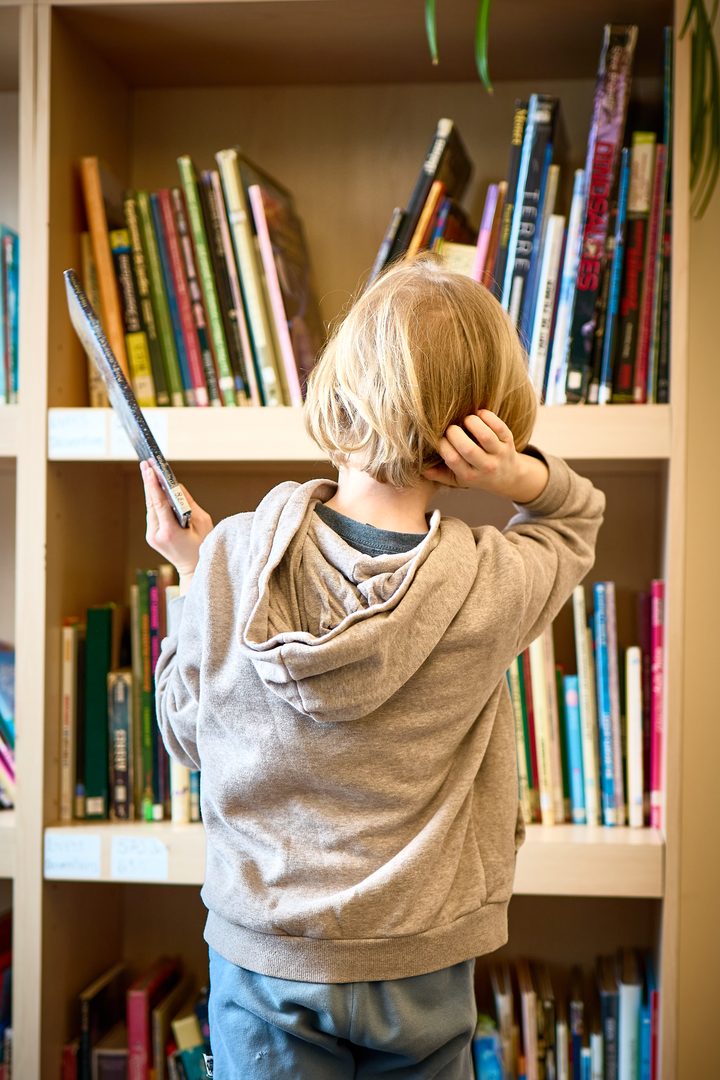 Enfant en lecture