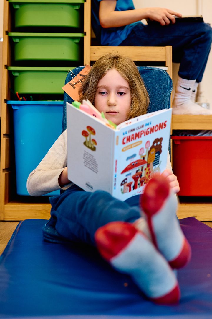 Enfant en lecture